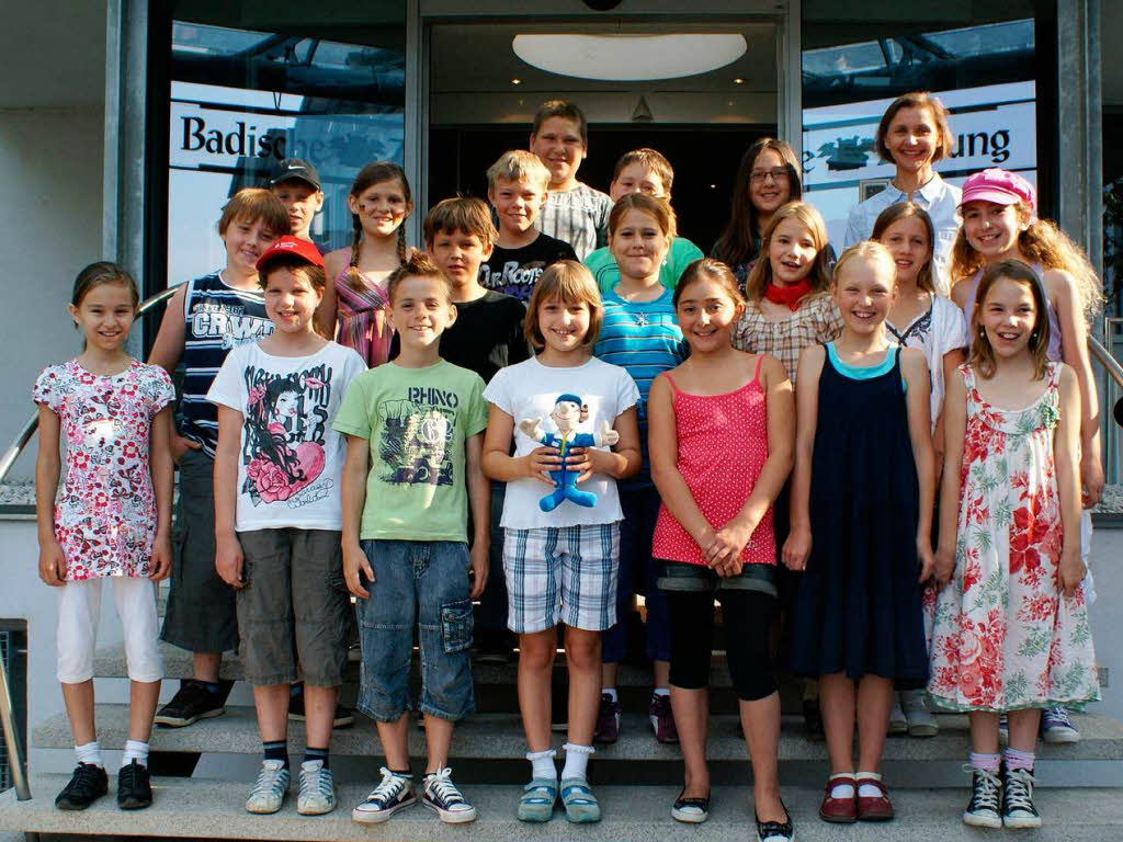 Die Klasse 4b der Neunlinden-Schule mit ihrer Lehrerin Frau Emmerich Die Klasse 4b der Neunlinden-Schule mit ihrer Lehrerin Frau Emmerich