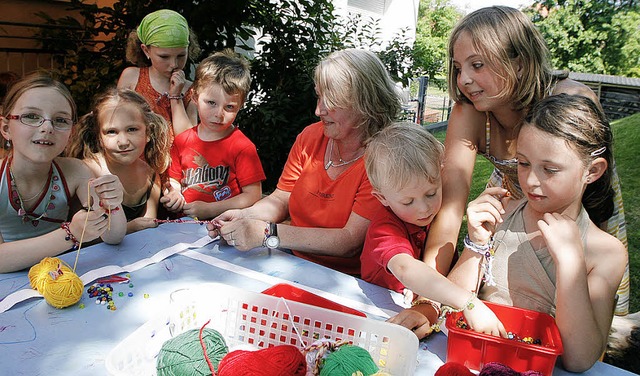 Basteln mit Perlen war eines der Angebote beim Fest.   | Foto: Heidi Fssel