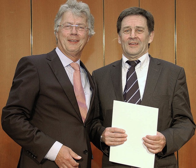 Gerhard Rowog (links) vom Volksbank-D...nurkunde des Genossenschaftsverbandes.  | Foto: Christian Kramberg