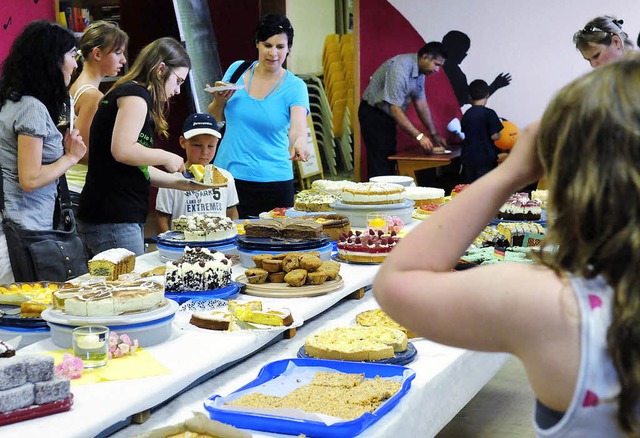 Schulfest am Nachmittag: Das Kuchenbfett war reich bestckt.    | Foto: Wolfgang Knstle