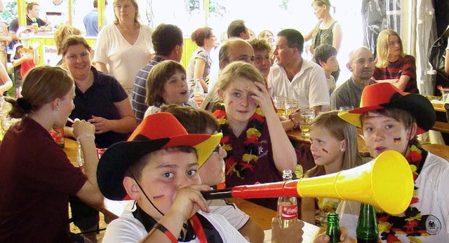 Lngst hat die &quot;Vuvuzela&quot; au...i den deutschen Fans Einzug gehalten.   | Foto: Burkhard Hentschel