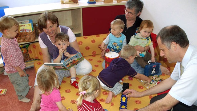 Vorlesen, trommeln, puzzeln oder mit d... Spielmglichkeiten fr die Jngsten.   | Foto: Andrea Gallien