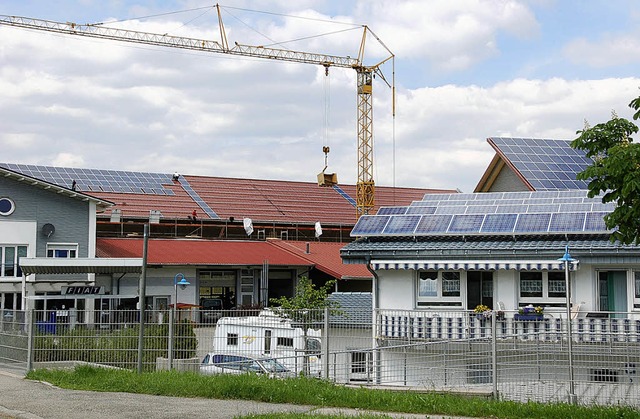 Im ehemaligen Benzgelnde wird derzeit...roe Photovoltaik-Anlage installiert.   | Foto: Martin Wunderle