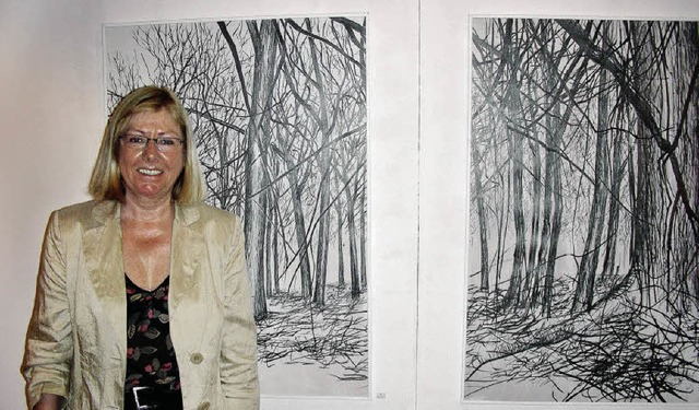 Marianne Maul vor zwei ihrer Zeichnung...rhaus in Hugstetten ausgestellt sind.   | Foto: mario schneberg