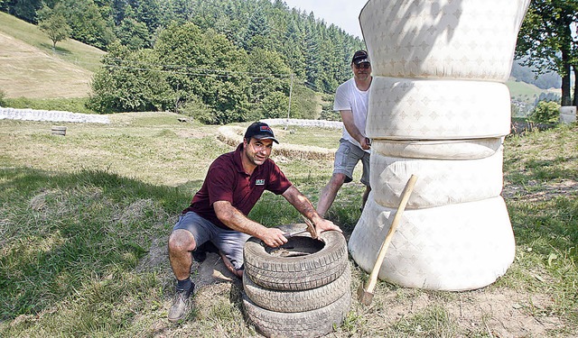 Michael Singler (links) und Gerd Hirth beim Aufbau am Pflingstberg  | Foto: heidi fssel