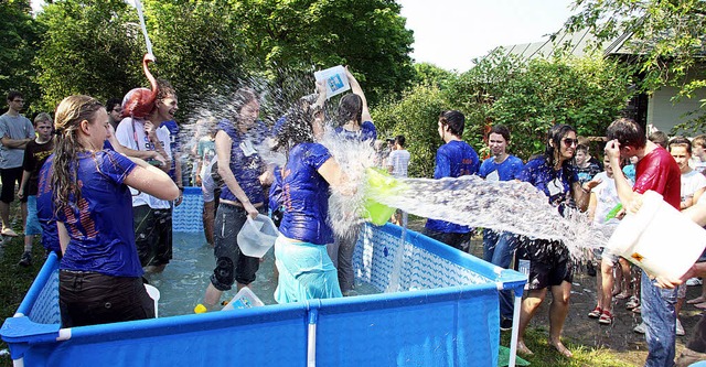 Viel Wasser gab es beim Abistreich im Lise-Meitner-Gymnasium   | Foto: Martina Weber-Kroker