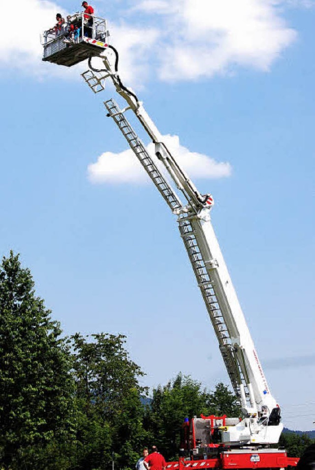 Mit dem Skylifter fuhren die Gste auf bis zu 30 Meter Hhe.   | Foto: Birlin