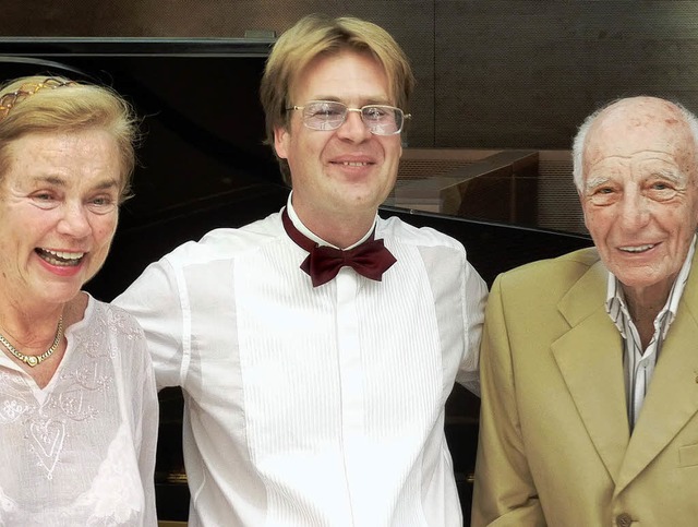 Das Ehepaar Scheel mit dem Pianisten Jean Baptiste Muller.   | Foto: privat