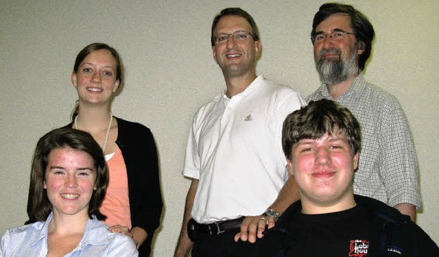 Pfarrer Peter Widdess (hinten rechts) ...en Partnerschule des Kreisgymnasiums.   | Foto: Dorothee Mller-Barbian