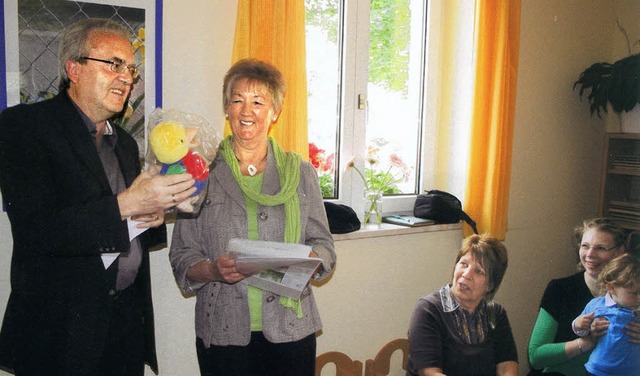 Dieter Kassa berreicht Margarethe Deissler den Felix.   | Foto: privat