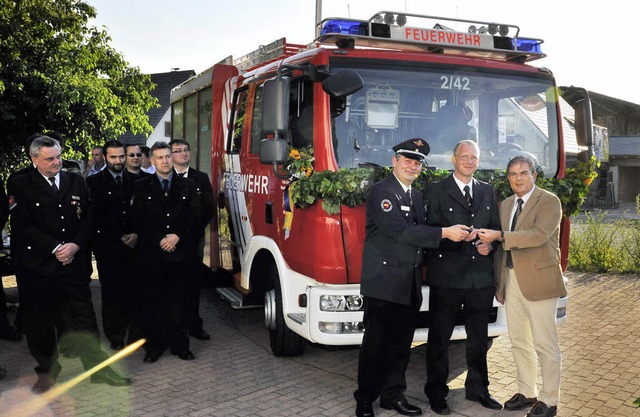 Den Schlssel fr das neue Lschfahrze...d Gesamtkommandant Andreas Grozinger.   | Foto: Volker Mnch