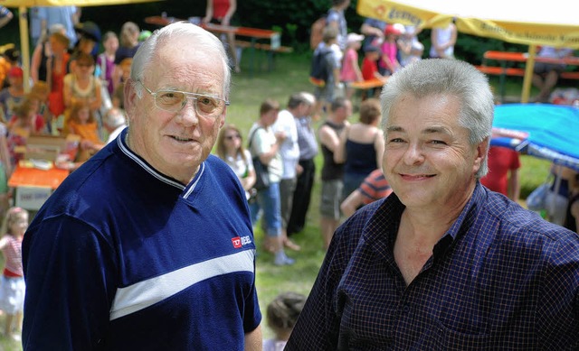 Bono-Vorsitzender Roland Khler (recht...ber beim Bergfest auf der Lindenhhe.   | Foto: Gertrude Siefke