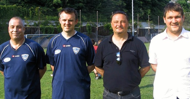 Die SV-Trainer Ralf Merk, Peter Knig,...on links) freuen sich auf Neuzugnge.   | Foto: Bode