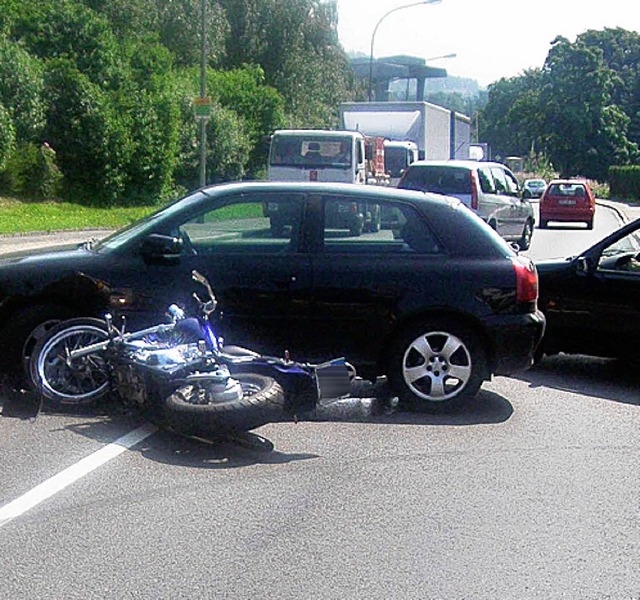 Glck hatte ein Motorradfahrer, den ei...ensto  wurde er nur leicht verletzt.   | Foto: Polizei