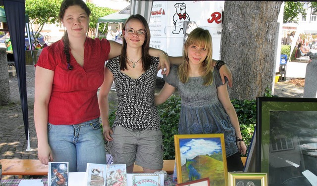 Die Abiturientinnen (von links) Jessic...ra boten ihre Gemlde zum Verkauf an.   | Foto: Simon Mller