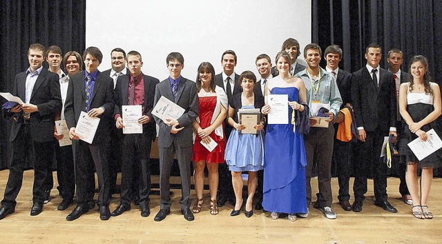 Diese  18 Absolventen des Technischen ...er machten an der Schule das Abitur.    | Foto: Freudig