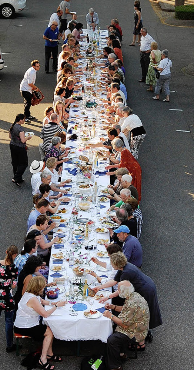 An die 100 Personen versammelten sich zum gemeinsamen Essen vor dem Radbrunnen.  | Foto: kricheldorff