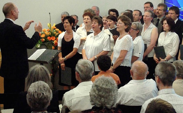 Der gemischte Chor Bonndorf-Tiengen sa...lle Akustik im Raum sehr gut ankamen.   | Foto: Norbert Kriegl