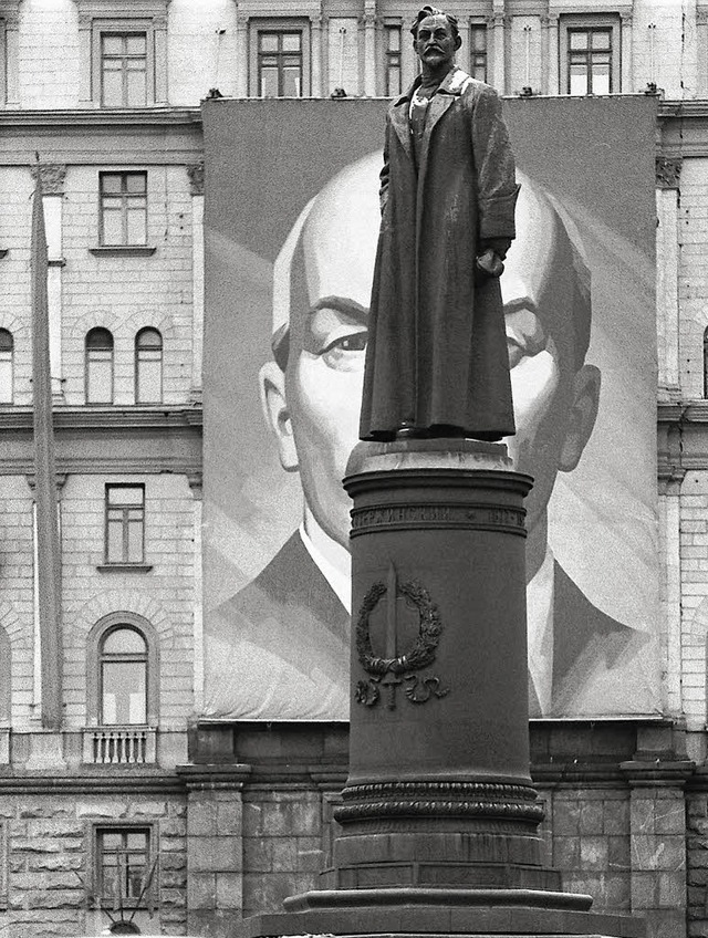 Er hat den sowjetischen Geheimdienst K...r dem KGB in Moskau im November 1990.   | Foto: archivbild: afp