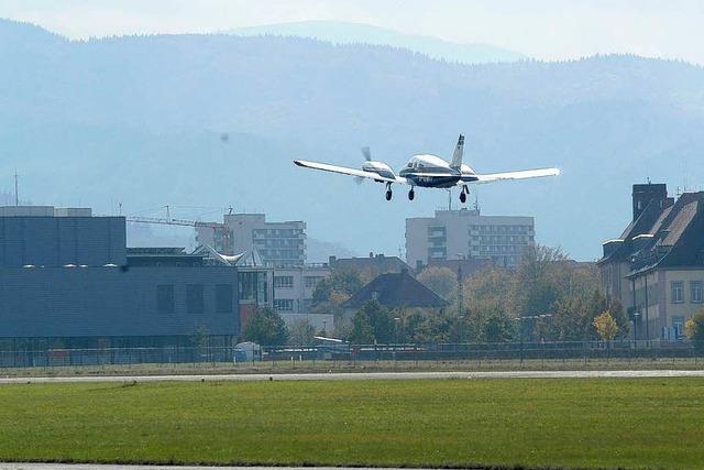 Flieger fliegen in Freiburg zu niedrig - Anwohner genervt