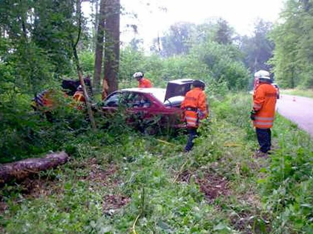 Die Laufenburger Feuerwehr barg im Allmendwald den Unfall-BMW.  | Foto: bz