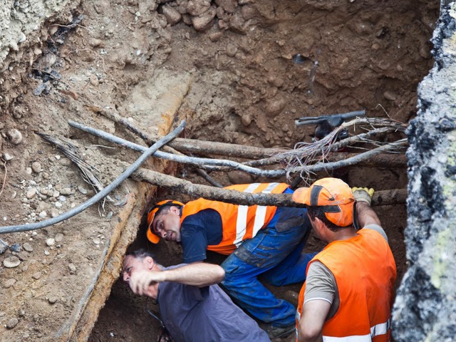 Unter Hochdruck arbeiten die Techniker an der Behebung der Strung.  | Foto: Dominic Rock