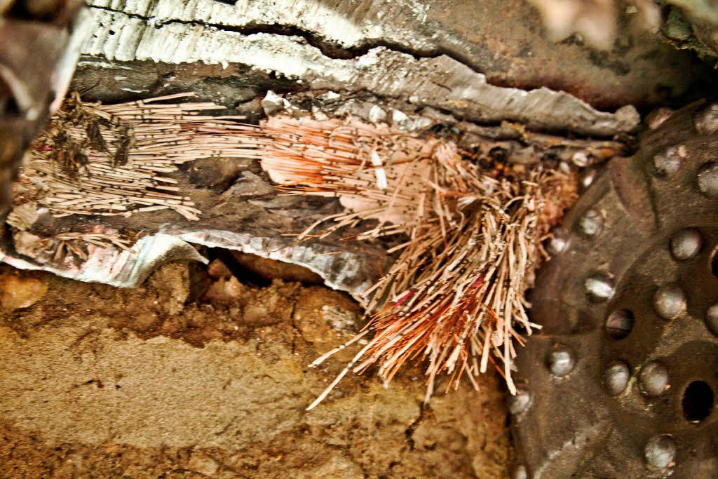 Ein Bohrer zerstrt Glasfaserkabel vor dem Einkaufszentrum 