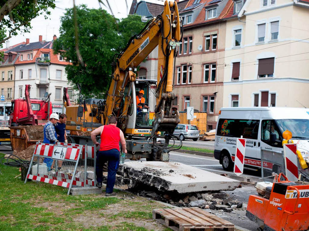 Ein Bohrer zerstrt Glasfaserkabel vor dem Einkaufszentrum 