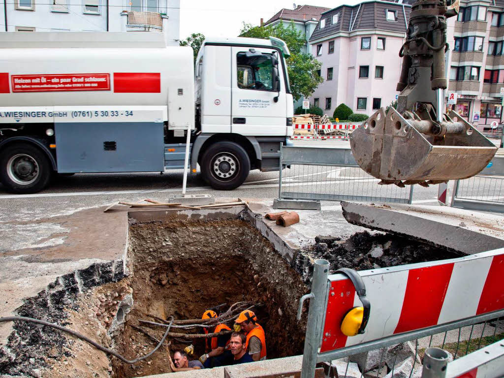 Ein Bohrer zerstrt Glasfaserkabel vor dem Einkaufszentrum 