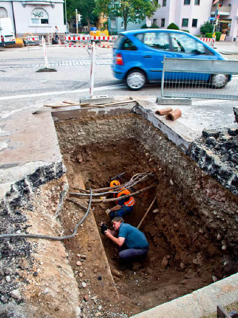 Ein Bohrer zerstrt Glasfaserkabel vor dem Einkaufszentrum 