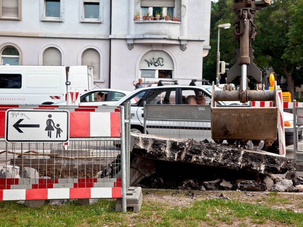 Ein Bohrer zerstrt Glasfaserkabel vor dem Einkaufszentrum 