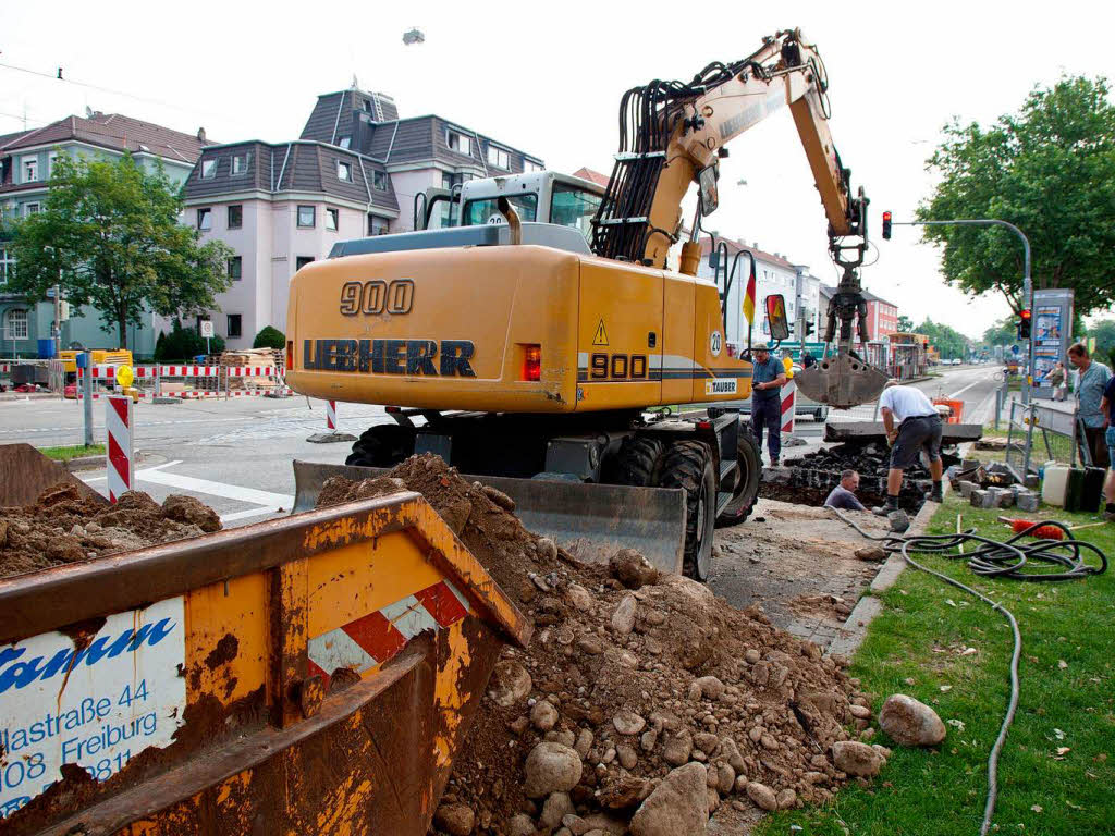 Ein Bohrer zerstrt Glasfaserkabel vor dem Einkaufszentrum 