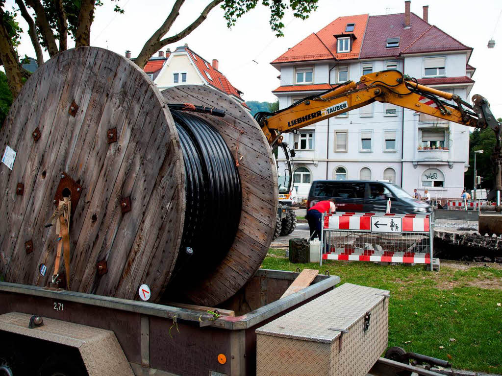 Ein Bohrer zerstrt Glasfaserkabel vor dem Einkaufszentrum 