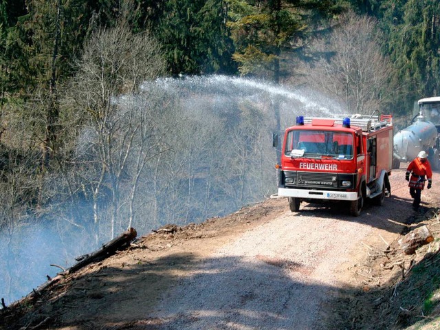 2007: Die Feuerwehr muss einen Waldbrand bei Gersbach  im Schwarzwald lschen.  | Foto: Gerd Sutter