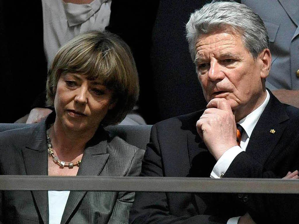 Gespanntes Warten: Joachim Gauck, Kandidat von SPD und Grnen mit seiner Lebensgefhrtin Daniela Schadt.