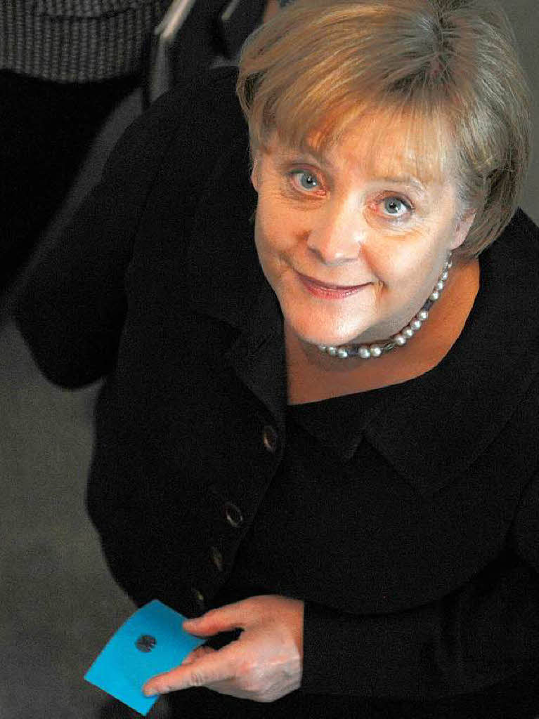 Bitte recht freundlich: Bundeskanzlerin Angela Merkel hat bei der Bundesversammlung ihre Stimmkarte fest im Griff.