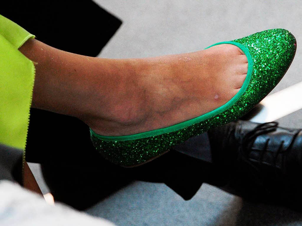 Die Vorsitzende der Grnen, Claudia Roth, erschien zur Bundestagswahl stilecht mit grnen Schuhen.