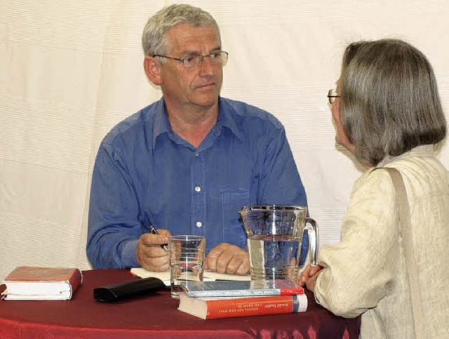 Arnold Stadler signierte fr seine Fans.   | Foto: marion pfordt