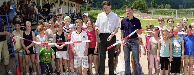 Brgermeister Holger Krezer und LC-Vor...hletikanlage&#8220; im Domnestadion.   | Foto: kurt meier