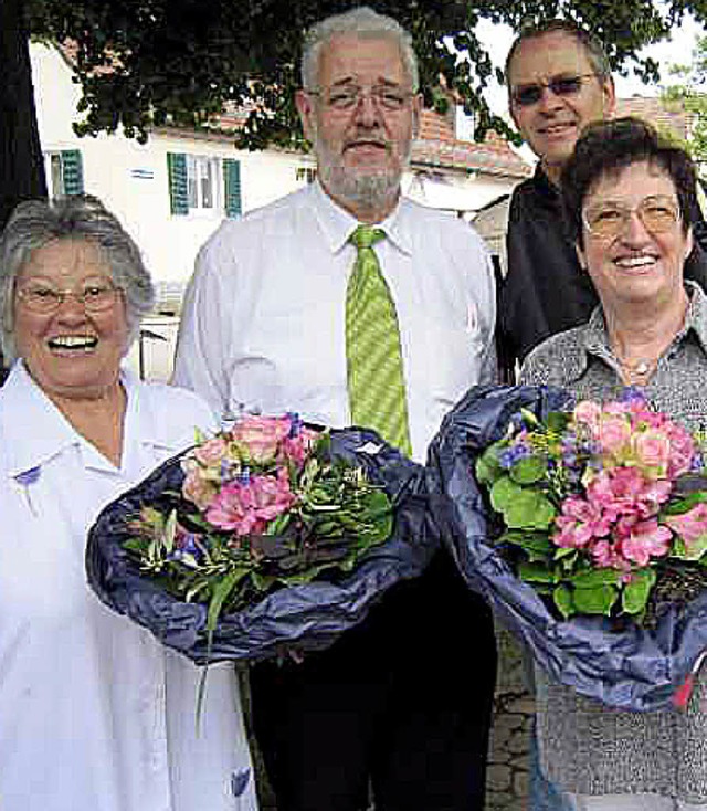 Blumen zum Abschied fr Brigitte Schwe...n (2. von links) und Pfarrer Frische.   | Foto: privat