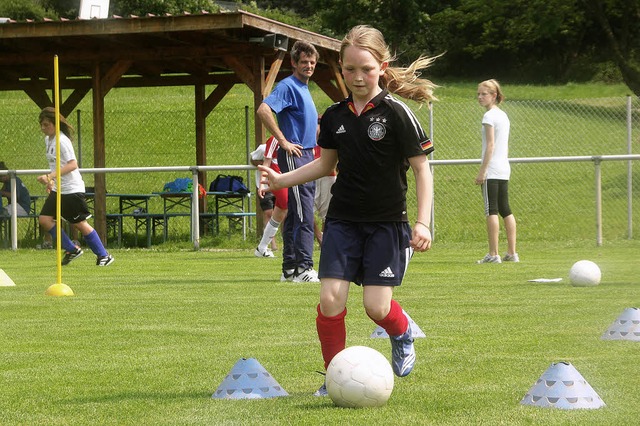 Ballkontakt: Beim Mdchenfuballtag de...wuchspielerinnen vieles ausprobieren.   | Foto: Tina Lindemann