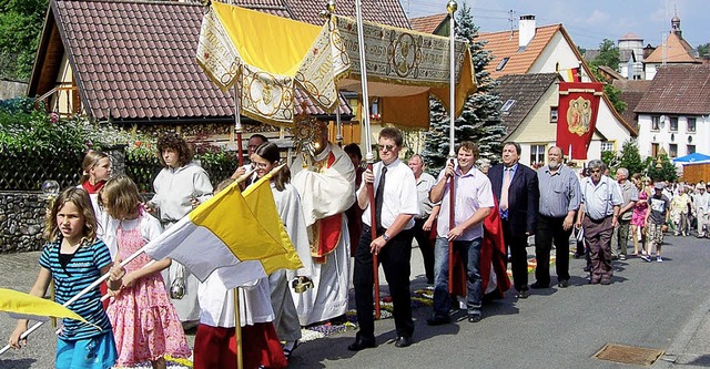 Eine feierliche Sakramentsprozession d...n schloss sich dem Festgottesdienst an  | Foto: Karla Scherer