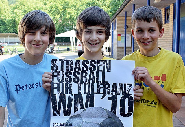Die D1-Junioren Niklas Gohr, Felix Alb...ntieren das Plakat zur Veranstaltung.   | Foto: BZ