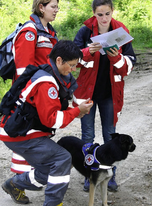 Hundefhrerin Barbara Schulemann bereitet ihren Hund Bonny auf die Suche vor.   | Foto: BZ