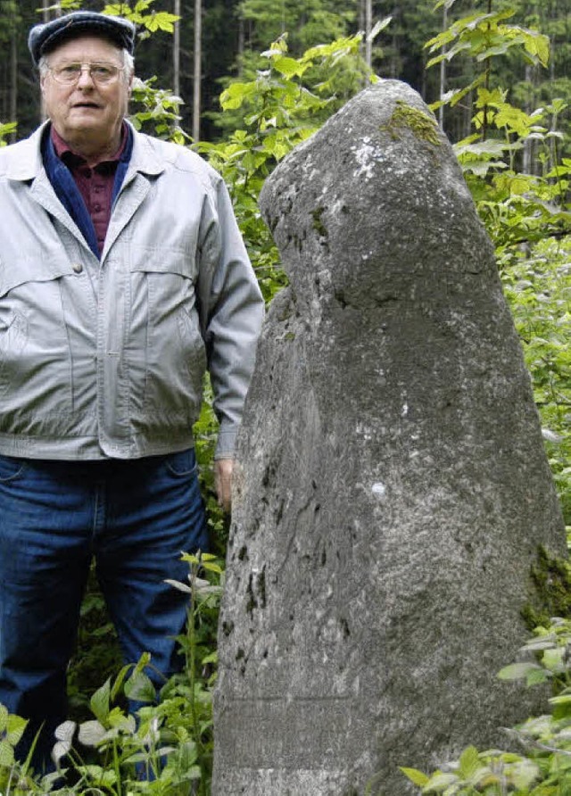 Kurt Vollmer am Hunnenstein, der der Archologie bis heute Rtsel aufgibt.   | Foto: Ralf H. Dorweiler