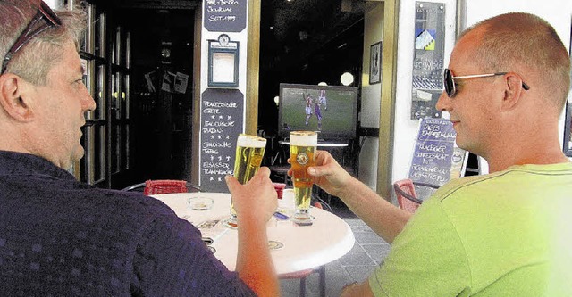 Fuball und Bier, hier bei einer WM-b...ehren fr viele Sportfans zusammen.    | Foto: Gerard