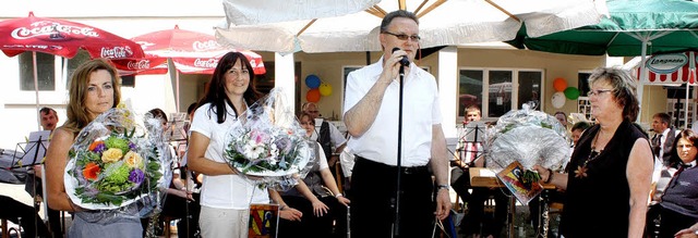 Mit Blumen verabschiedet hat der Ortsv...eter Vollmer und Helga Steinebrunner.   | Foto: Heiner Fabry