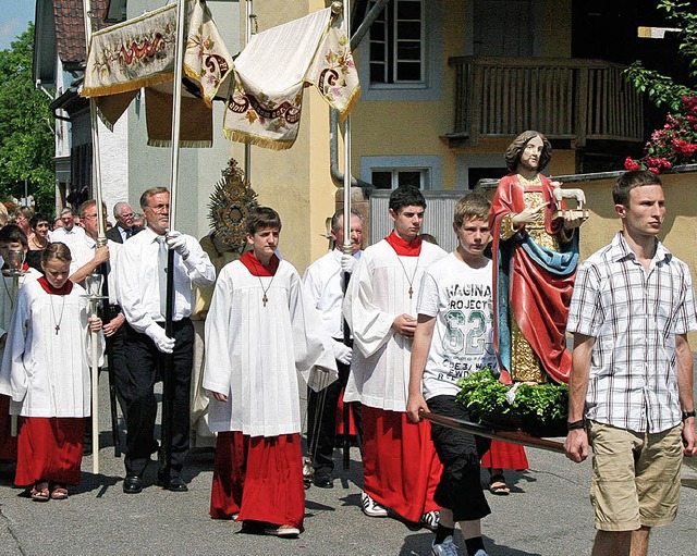 Zahlreiche Glubige beteiligten sich an der Prozession.   | Foto: trogus