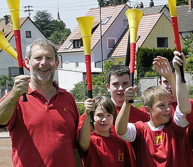 Franz Schssele (links) mit einem Teil...es Friesenheimer  Vuvuzela-Orchester.   | Foto: C. Kramberg