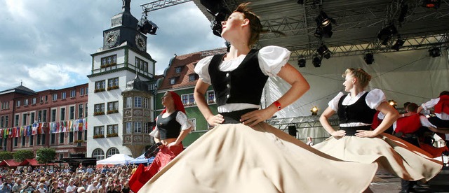Das Folkloretanzensemble Rudolstadt zeigt auf dem Marktplatz sein Knnen.  | Foto: dpa